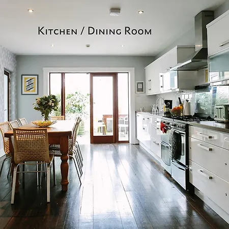 Cosy Home; Sleeps 10/11. 15 Minutes' Walk Casa vacanze *