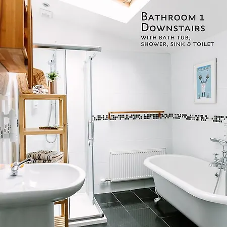 Cosy Home; Sleeps 10/11. 15 Minutes' Walk Casa vacanze *